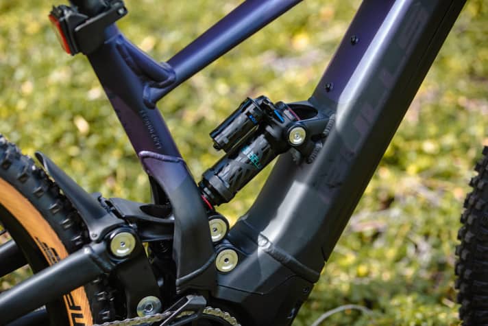   Ruppige Downhills? Aber gerne doch! Der Rockshox Super Deluxe Select+-Dämpfer mit Ausgleichsbehälter steckt so einiges weg.