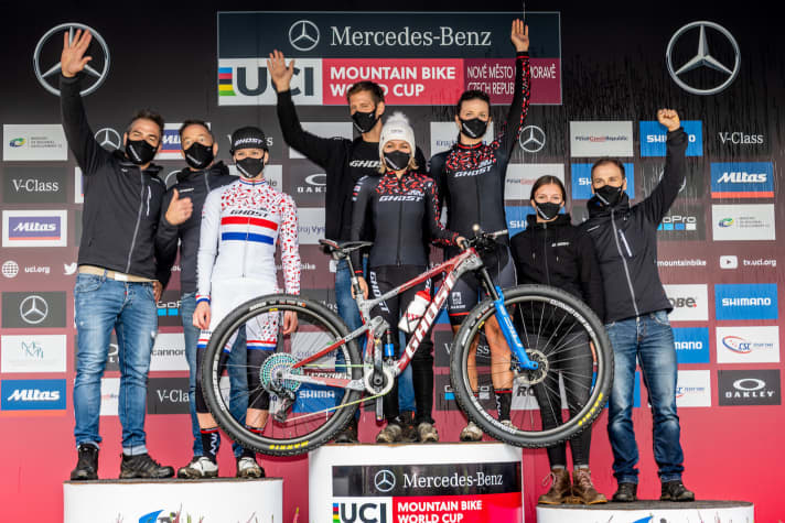   Anne Terpstra war bei ihrem zweiten Platz im Damen-Rennen mit einem neuen Race-Fully von Ghost unterwegs. Das Bike scheint noch ein Prototyp zu sein.