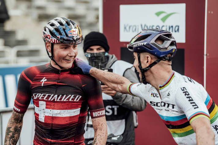   Einer der ersten Gratulanten von Simon Andreassen: Nino Schurter.