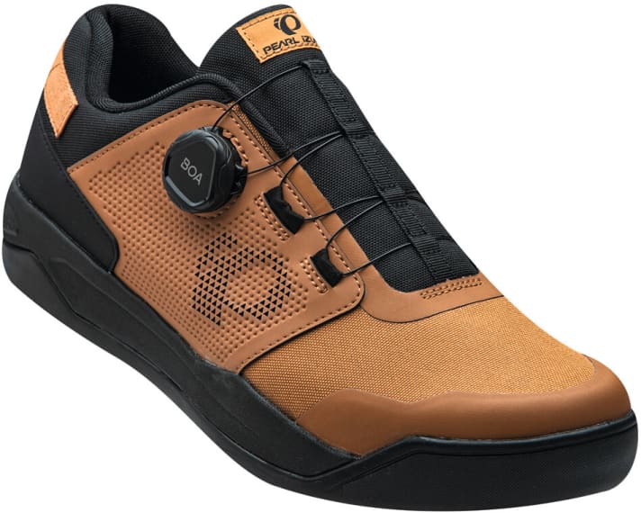 Schuhe: z. B.  Pearl Izumi X-Alp Launch SPD Touren-Schuh für Plattformpedale aus recyceltem Cordura-Material, das schnell trocknen soll. Für ausreichenden Grip auf alpinen Tragepassagen sorgt die abrieb­arme Vibram-Ecostep-Außensohle.
