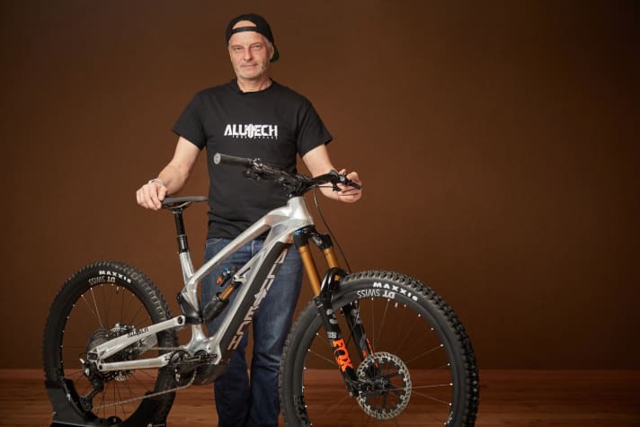   Jürgen Schlender, der stolze Chef von Alutech, mit seinem „besten Pferd im Stall“.