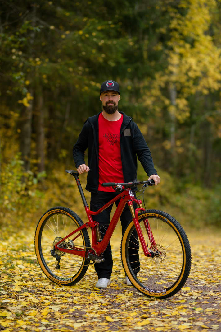   Der Schwede Gustav Gullholm mit seinem neuesten Tuning-Projekt. In einem BIKE-Interview sagte er zu seiner Passion: „Meine Projekte sind keine Showbikes, sondern echte Mountainbikes. Sie sollen Schönheit und Leichtigkeit mit Fahrspaß und Haltbarkeit vereinen.“