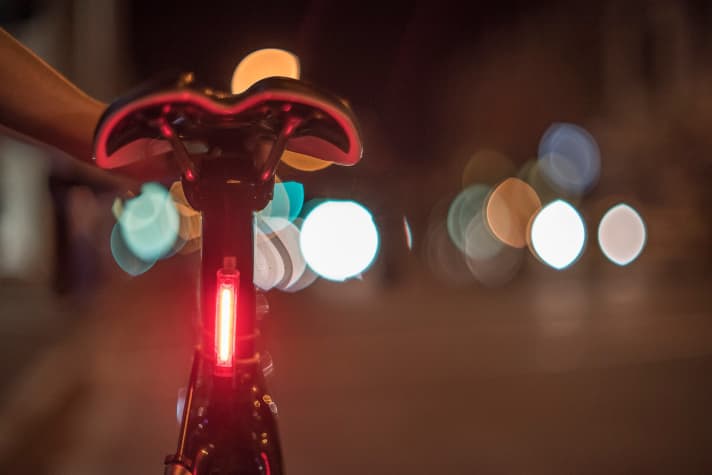   Das Knog Plus ist natürlich für den Straßenverkehr zugelassen. Die Halterung kann am Bike hängen bleiben. Das Licht hält sich mittels Magnet selbst daran fest.