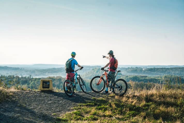   Die Berghalde-Reden-Tour gipfelt auf einem Plateau mit 360-Grad-Panorama – der schönste Aussichtspunkt aller Routen unseres Saarland-Specials.