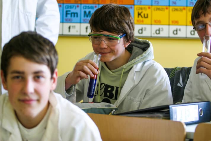   Georg im Chemie-Unterricht. Doch eigentlich kann er das Ende des Schultages kaum abwarten. Daheim in Obereggertshausen wartet schließlich die Strecke im Wald.