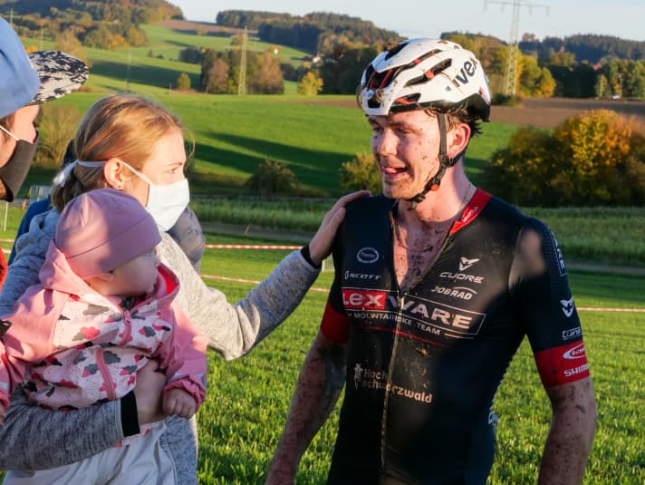   Platz neun ist eine Enttäuschung, aber Georg hat dennoch Grund zur Freude. Im Ziel warten seine Freundin und seine einjährige Tochter Nora. Aus dem einstigen Halbstarken ist ein Familien-Papa geworden. Bruder Andreas wurde bei dem Rennen starker Zwölfter.