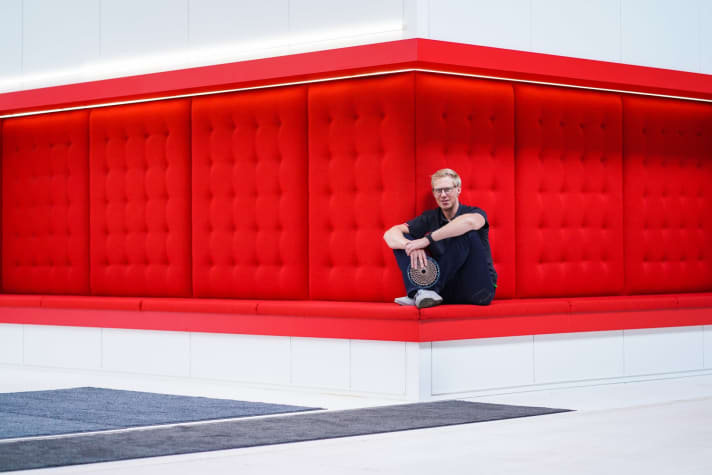   Kuschelecke: Andreas Kölsch ist der leitende Produktmanager und entscheidet, welche Idee zum Projekt wird – und welche ein Gehirngespinst bleibt. Die rote Plüschecke, in der er sitzt, flankiert den Eingang zur mythenumrankten Entwicklungsabteilung, in der etwa 80 Ingenieure Schaltungsideen ausbrüten.