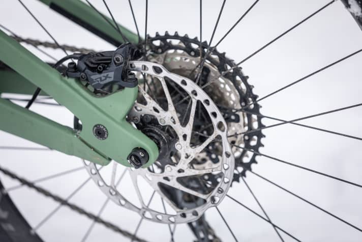   Für ein Bike von diesem Kaliber ein Muss: 203er-Bremsscheiben sorgen vorne wie hinten für Biss und Standfestigkeit. Das Torque:On 9 mit Sram-Bremsen setzt vorne gar auf 220er-Scheiben.
