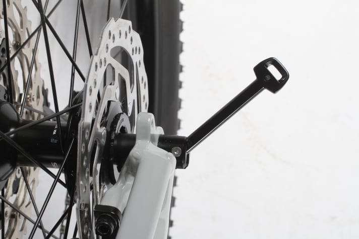   Ein Werkzeug braucht man zum Ausbau der beiden Laufräder nicht. Der Hebel versteckt sich in der Hinterachse.