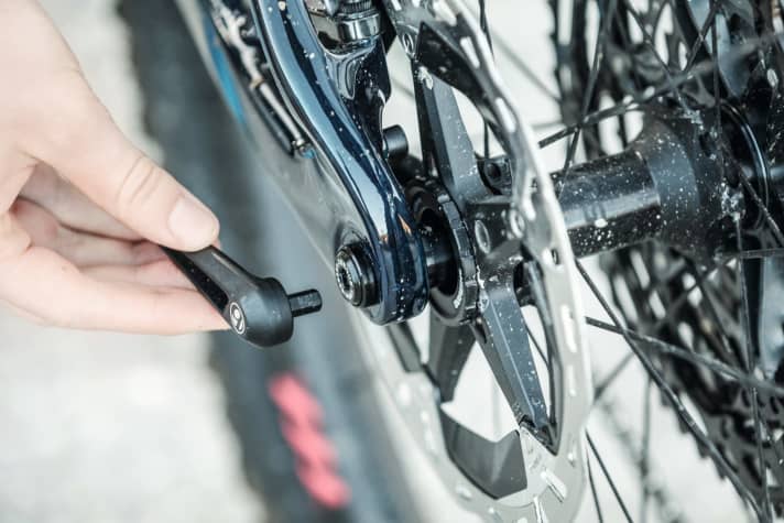   Trek E-Caliber: In der Hinterachse steckt ein kleines Tool, mit dem sich beide Achsen ohne weiteres Werkzeug ausbauen lassen. Die XTR-Vierkolben-Bremsen sind super kräftig – unerwartet für ein Racebike.