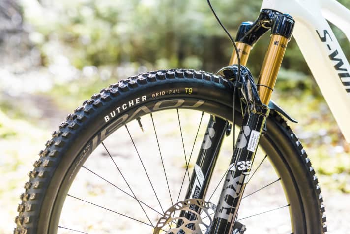   160 Millimeter Federweg liefert das neue Levo am Vorderrad. Entscheidender als das Federwegsplus von einem Zentimeter ist allerdings das Upgrade auf die dicke Fox 38. Das neue Levo drängt in raues Enduro-Gelände.