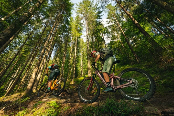   Rauf auf Schotter oder Asphalt, runter auf Trails: Die Steile-Hänge-Tour führt über teils etwas ruppige, anspruchsvolle Pfade. Unterwegs lassen sich die Energiespeicher von Bike und Biker gepflegt wieder auffüllen.