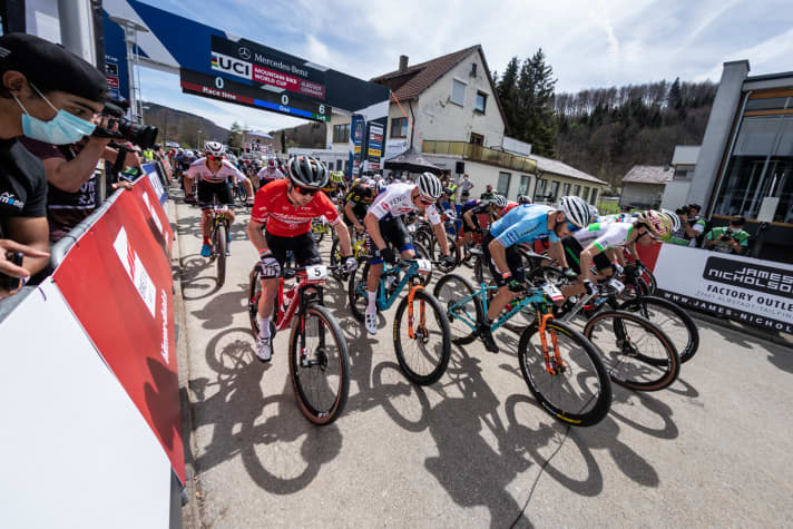   Voll Kraft voraus: Eine Startloop und sechs Runden musste das 150 Mann große Feld in Albstadt fahren.