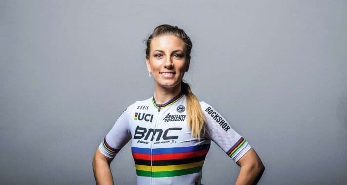   PAULINE FERRAND-PREVOT (29) Die Weltmeisterin hat ihre Saisonplanung strikt auf Olympia ausgerichtet. Tipps gibt’s von ihrem Lebenspartner, dem Doppel-Olympia-Sieger Julien Absalon.