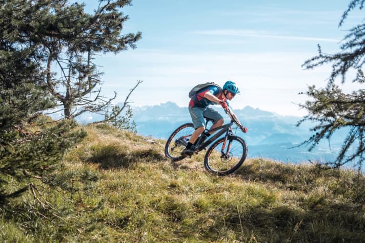   Trailbikes platzieren sich mit 120 bis 140 Millimetern Federweg in der Mitte des Bike-Spektrums. Wer klare Vorlieben im Gelände hat, wird vermutlich mit einem sportlicheren Racefully, einem abfahrtsorientierteren All Mountain oder sogar einem Enduro glücklicher.