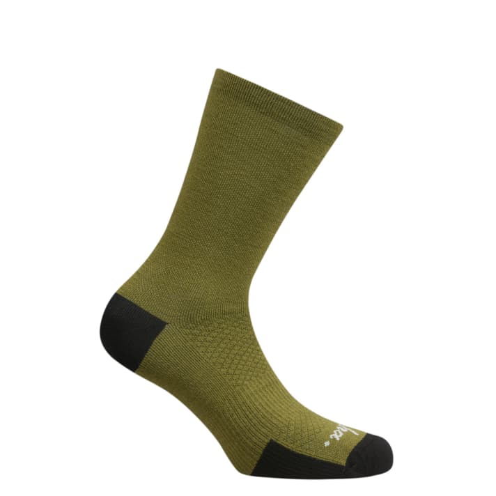   Passende <a href="https://www.awin1.com/cread.php?awinmid=18515&awinaffid=471469&clickref=B+Rapha+Socken+&ued=https%3A%2F%2Fwww.rapha.cc%2Fde%2Fde%2Fshop%2Ftrail-socks%2Fproduct%2FSOT01XXMAM" target="_blank" rel="noopener noreferrer nofollow">Socken</a> * dürfen als Accessoire natürlich nicht fehlen.