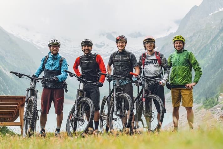   Wir wollten wissen: Welches ist das beste Touren-Bike? Unser Team hat es auf einer knallharten Tour in den Bergen herausgefunden. Seite 26