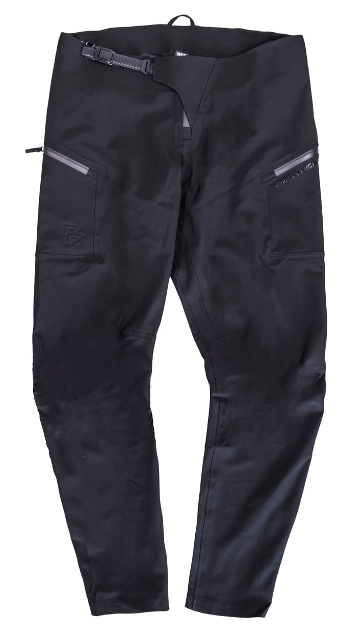   Race Face Conspiracy Pants >> z. B. <a href="https://www.awin1.com/cread.php?awinmid=14353&awinaffid=471469&clickref=B+Race+Face+Conspiracy+Pants&ued=https%3A%2F%2Fwww.decathlon.de%2Fp%2Fmp%2Frace-face%2Frace-face-conspiracy-pants-black%2F_%2FR-p-36a11a44-fe24-443e-8c3e-cbfb7d82b7ae" target="_blank" rel="noopener noreferrer nofollow">bei Decathlon</a> *
