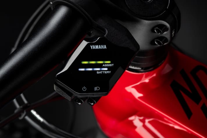   Auf ein neues Yamaha-Display haben wir lange gewartet. Das Interface X sitzt kompakt und geschützt hinter dem Lenker. Die Anzeige von Akkustand und U-Stufe ist mittels LEDs minimalistisch. Dafür lassen sich simpel andere Endgräte von Garmin, Sigma und Co. als Display koppeln.