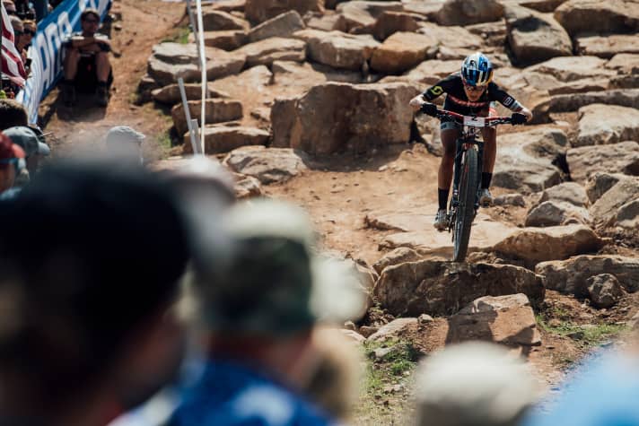   Kate Courtney holte 2019 bei ihrem Heim-Worldcup den Sieg in der Gesamtwertung. Von der damaligen Form ist die Scott-Sram-Fahrerin allerdings aktuell weit entfernt.