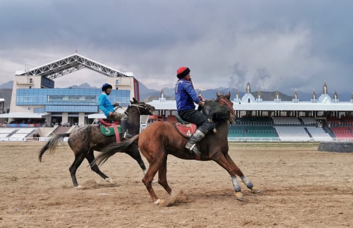   Kok Boru ist der kirgisische Nationalsport. Jeweils vier Reiter kämpfen um eine echte, 35 Kilogramm schwere Ziege und müssen sie in ihre Zielzone transportieren. Ungewöhnlich für europäische Augen und beinahe Pflicht für Besucher ist es, ein Spiel zu besuchen. Ein Erlebnis für alle, die dem vorurteilsfrei gegenübertreten.