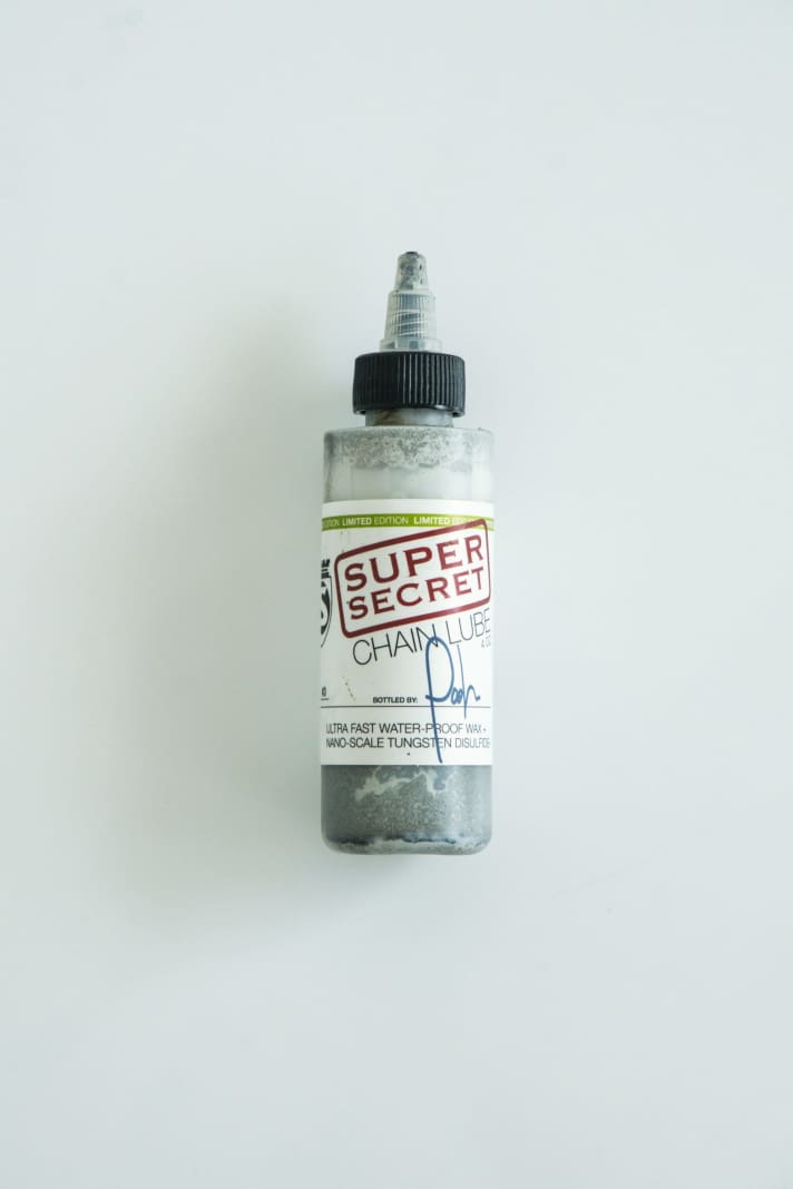   Flüssigwachs: Silca Super Secret Chain Lube | 125 Milliliter Flüssigwachs zum  Auftragen ohne Erhitzen. Sehr dünn­flüssig. Silca rät, den Schmierstoff nach sparsamem Auftrag (ca. 7 g) mit den Fingern „einzumassieren“.  Bildet getrocknet (mind. acht Stunden) einen Wachsbezug, der nicht so hart  ist wie beim Heißwachsen. Ideal zum Nachschmieren, weil die Kette nicht demontiert werden muss. 29,95 Euro / <a href="https://www.silca.cc/" target="_blank" rel="noopener noreferrer nofollow">www.silca.cc</a>