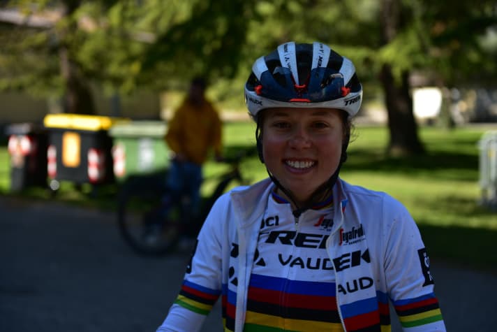 Weltmeisterin Mona Mitterwallner zeigte in Riva erstmals ihr neues Regenbogen-Trikot. Die 19-jährige Österreicherin war auf der Extrem-Distanz nicht zu schlagen und ließ die Konkurrenz weit hinter sich.
