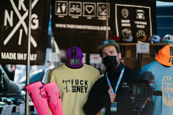FFP2-Filter, Festival-Feeling und ein provokanter Marketingspruch auf Bekleidungsstücken – auch mit F...