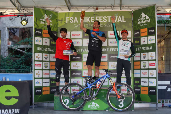 Das Podium der Elite-Klasse beim Enduro-Rennen: Sieger Gusti Wildhaber (Cube Action Team) in der Mitte, links Davide Dalpian und Christian Löffler vom Hibike Gravity Team.