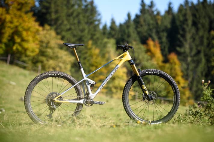  Unser Test-Bike: Das Mondraker Raze RR kam abweichend von der Serienausstattung (DT Swiss M1700 Spline, G2 Bremsen, Maxxis Dissector) noch mit Maxxis-DHF-Vorderreifen, Crossmax-XL-S-Laufrädern und der starken, aber schwereren Sram Code. Gewicht: 13,25 Kilogramm
