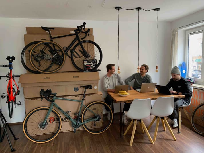 So hat alles angefangen: Florian, Theo und Jonas (von links) starten 2021 ihren Online-Marktplatz Buycycle - damals noch als .de-website; jetzt als buycycle.com