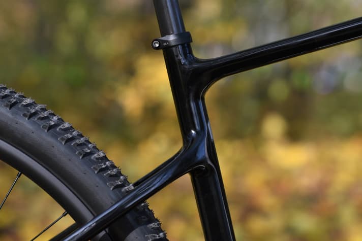   Von der im Rahmen integrierten Sattelstützenklemmung, die beim F-Si an Bord war, verabschiedet sich Cannondale. Die Sitzstreben setzen ähnlich tief am Sitzrohr an wie bei den Gravelbikes Topstone und SuperSix Evo.