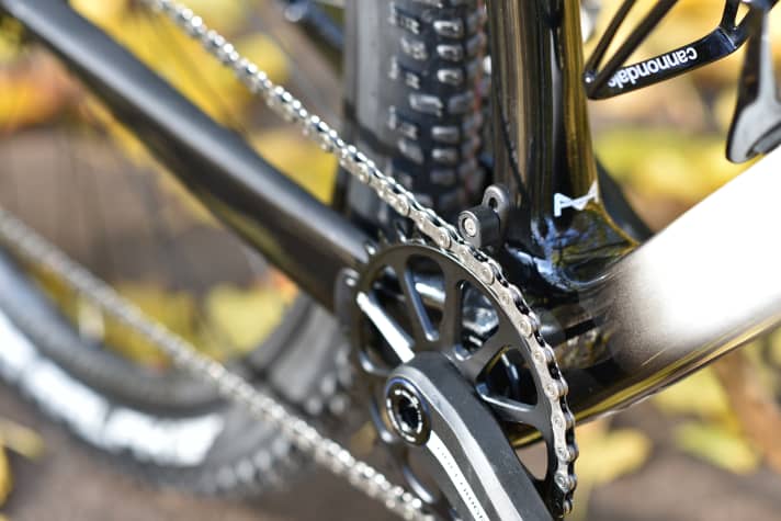   An der Kurbel verbaut Cannondale eine minimalistische Kettenführung. An den zwei teuersten Modellen kommt zudem Cannondales Hollowgram-Kurbel zum Einsatz.