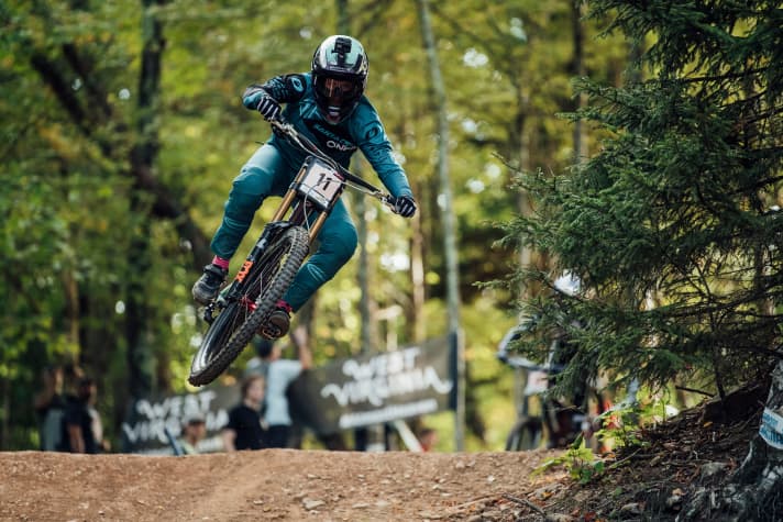   Deutschlands schnellste Downhillerin Nina Hoffmann wird 2022 nicht mehr für ihr eigenes Team an den Start gehen. Sie wechselt zu Santa Cruz Syndicate.