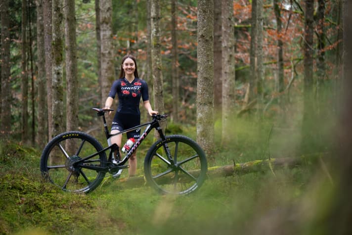   Finja Lipp mit ihrem neuen Arbeitsgerät. Die 18-jährige Fahrerin aus dem Schwarzwald wird 2022 für das Ghost Werksteam an der Start gehen.