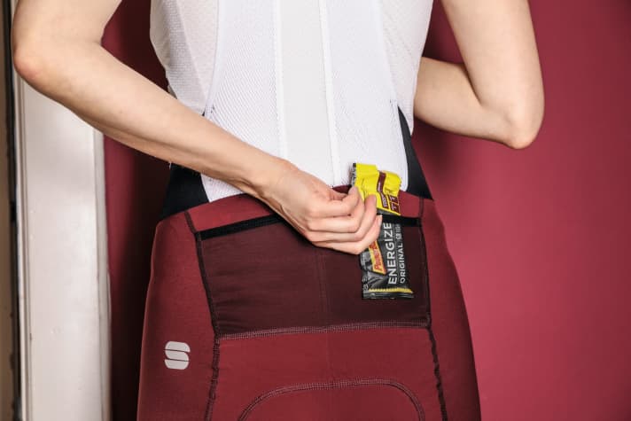   Kleine Taschen am Rücken der Radhose bieten Platz für Proviant, wenn man ohne Rucksack unterwegs sein möchte.