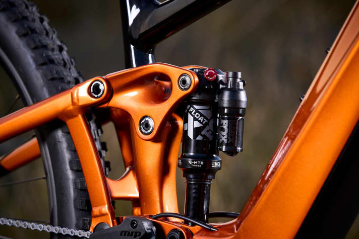   Der Dämpfer mit Ausgleichsbehälter steckt nur im Topmodell der Alu-Palette. Alle Bikes kommen aber mit dem bewährten Hinterbau im Maestro-Design.