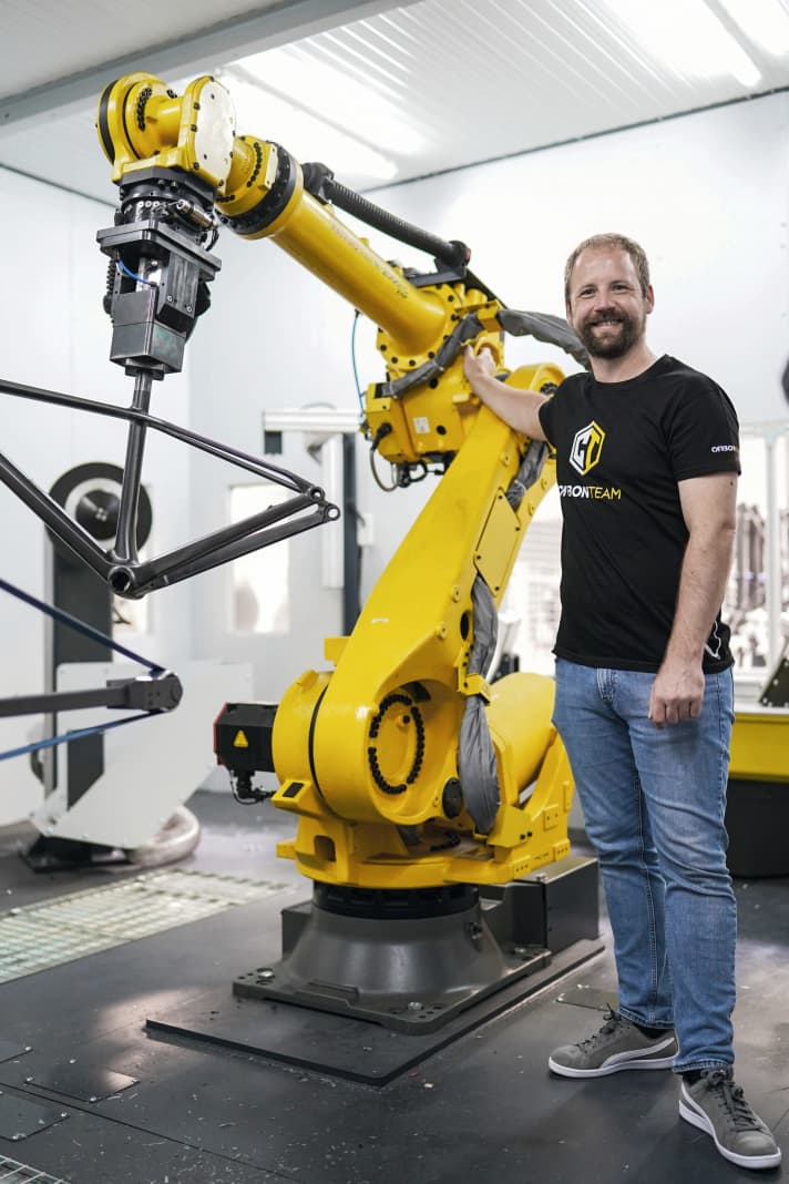   Rahmenproduktion in Portugal: Carbon-Experte Christian Gemperlein setzt auf den Einsatz von Robotern. Seite 92