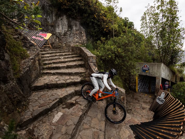   Der Wanderweg zum Monserrate mit seinen unzähligen Stufen wird für das Downhill-Rennen mit Holzanliegern und Sprüngen gespickt.