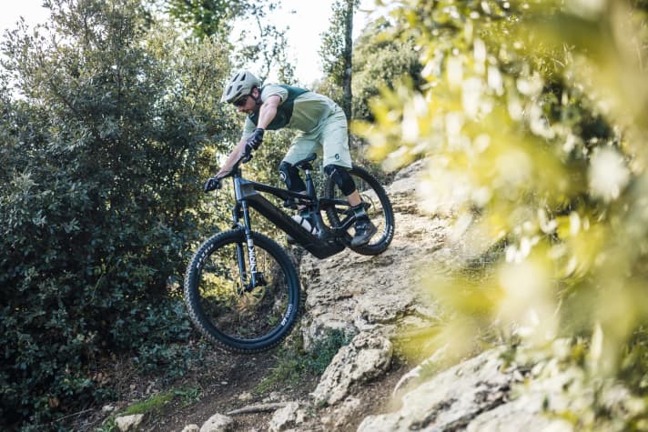   Das Spectral:ON CFR LTD im ausführlichen Test! Was leisten die beiden Akku-Varianten von Canyon? Wie schlägt sich das Bike auf Tour und im Gelände? Alle Details gibt's in <a href="https://www.delius-klasing.de/emtb-02-2022-emb-2022-02" target="_blank" rel="noopener noreferrer">EMTB 02/2022 – jetzt lesen!</a>