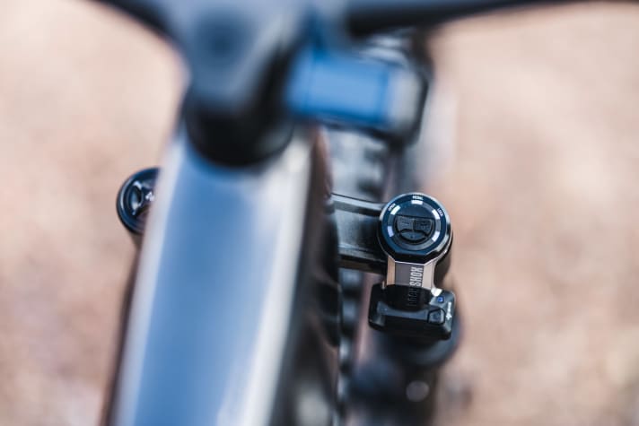   An der Lyrik Ultimate von Rockshox sitzt das Hirn der Flight-Attendant-Technologie. Die Kommunikation läuft kabellos, aber nicht ohne Geräusche. Das Umschalten zwischen den Modi macht sich mit einem „Servo-Klicken” bemerkbar.