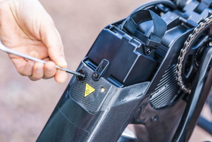   Zwei Schrauben halten den Akku sicher im Bike. Am Cover sind zwei Magneten, an denen die Schrauben zur kurzeitigen Aufbewahrung beim Batteriewechsel Platz finden.