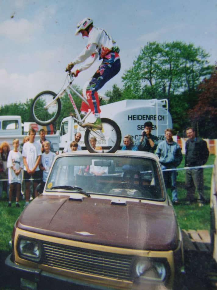   Schon in frühen Jahren zelebrierte das Rahmenprogramm den MTB-Sport in all seinen Facetten. Neben der klassischen Trialshow stand auch schon mal ein Downhill-Rennen auf dem Programm.