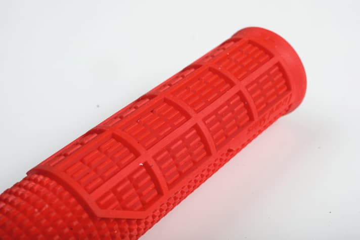   Das Waffel-Design, das meist an der Unterseite von MTB-Griffen platziert ist, sollden Fingern besseren Halt in ruppigen Abfahrten bieten.