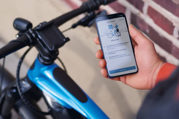   Das Kiox auf dem Trail, mit dem Smartphone zum Pendeln: Das Bosch-Display und die Handyhalterung SmartphoneGrip sind bei Bedarf schnell getauscht.