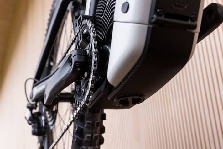   Der Motor sitzt hinter der 720 Wh Sliding Batterie, die axial nach unten entnommen wird. Geschützt wird sie von einer Bodenplatte aus Carbon.