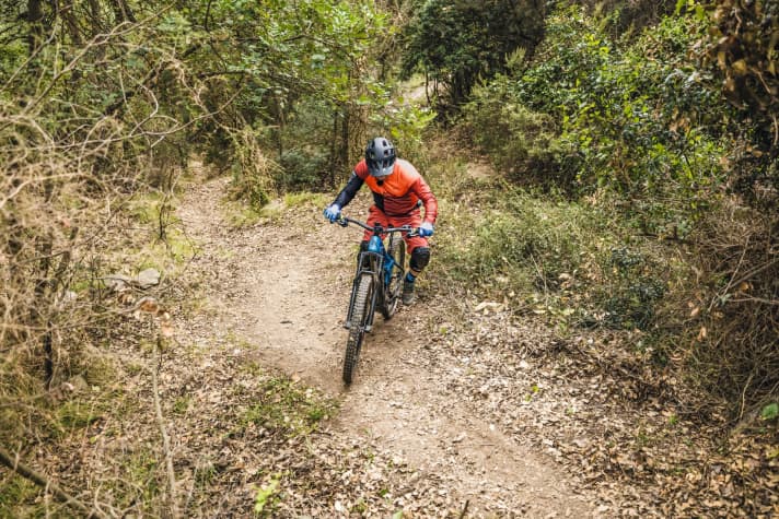   Beim Losfahren, wenn der Bergfuß aufs Pedal aufgesetzt ist, ist <a href="https://https//www.bike-magazin.de/emtb/service_wissen/how-to-emtb-uphill-fahrtechnik-2022-video-02-grundtechnik" target="_blank" rel="noopener noreferrer nofollow">Bremsmanagement</a>  gefragt: Die Bremse sollte schleifend immer mehr gelöst werden.