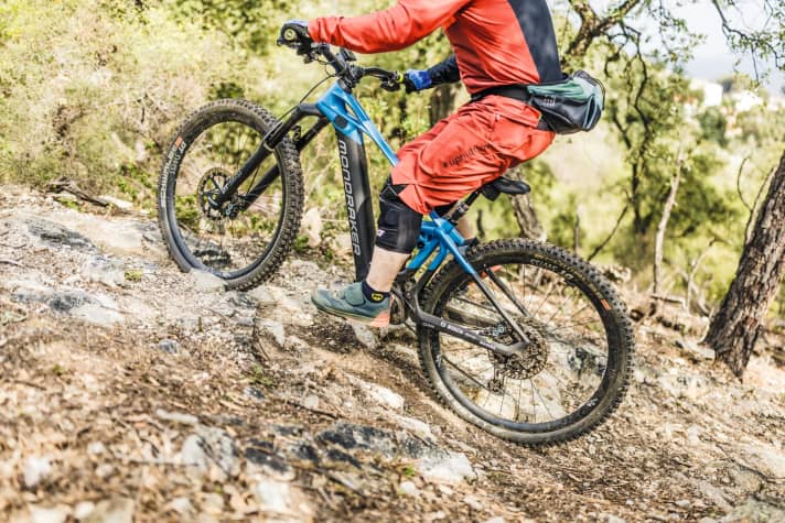   So erzeugt man mehrere kurze Motorschübe hintereinander, die das Bike aus der kritischen Zone retten.
