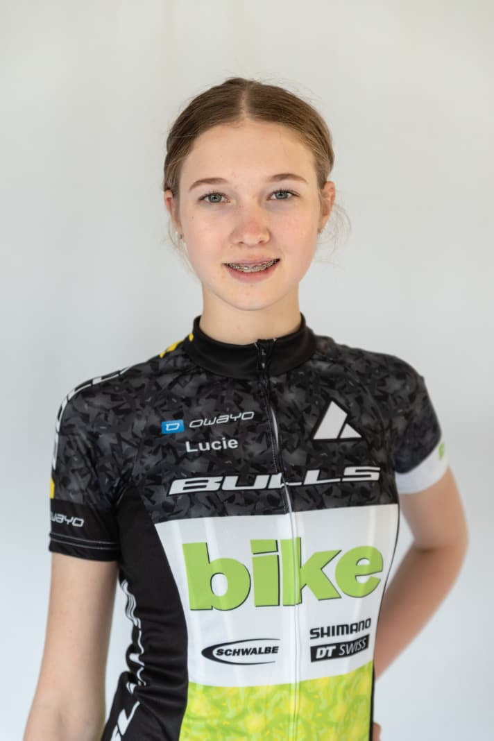   Aus der Talentschmiede der Bikesportbühne Bayreuth kommen die Geschwister Lucie Hückmann und ihr Bruder Elias: Lucie konnte sich nach einer erfolgreichen Saison 2021, in der sie konstant auf dem Podest zu finden war, für das Team empfehlen.