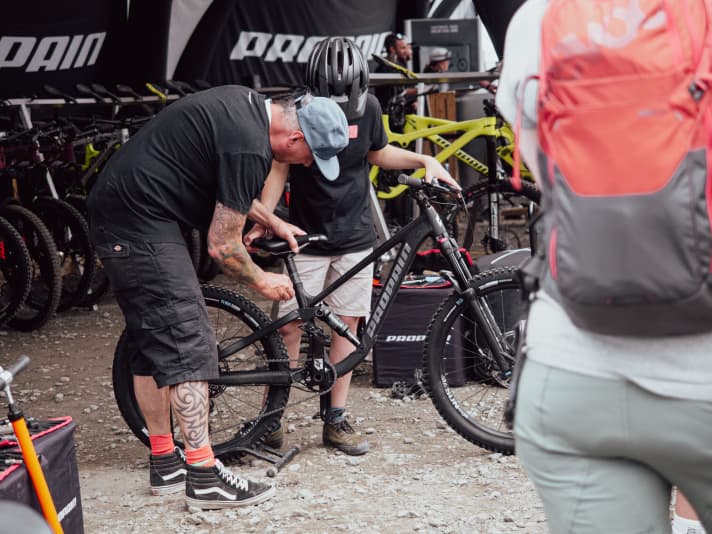   Sitzposition einstellen, Fahrwerk abstimmen, Bremsen anpassen. Erst dann werden die Kids auf die Teststrecken rund um das Festival-Gelände losgelassen.